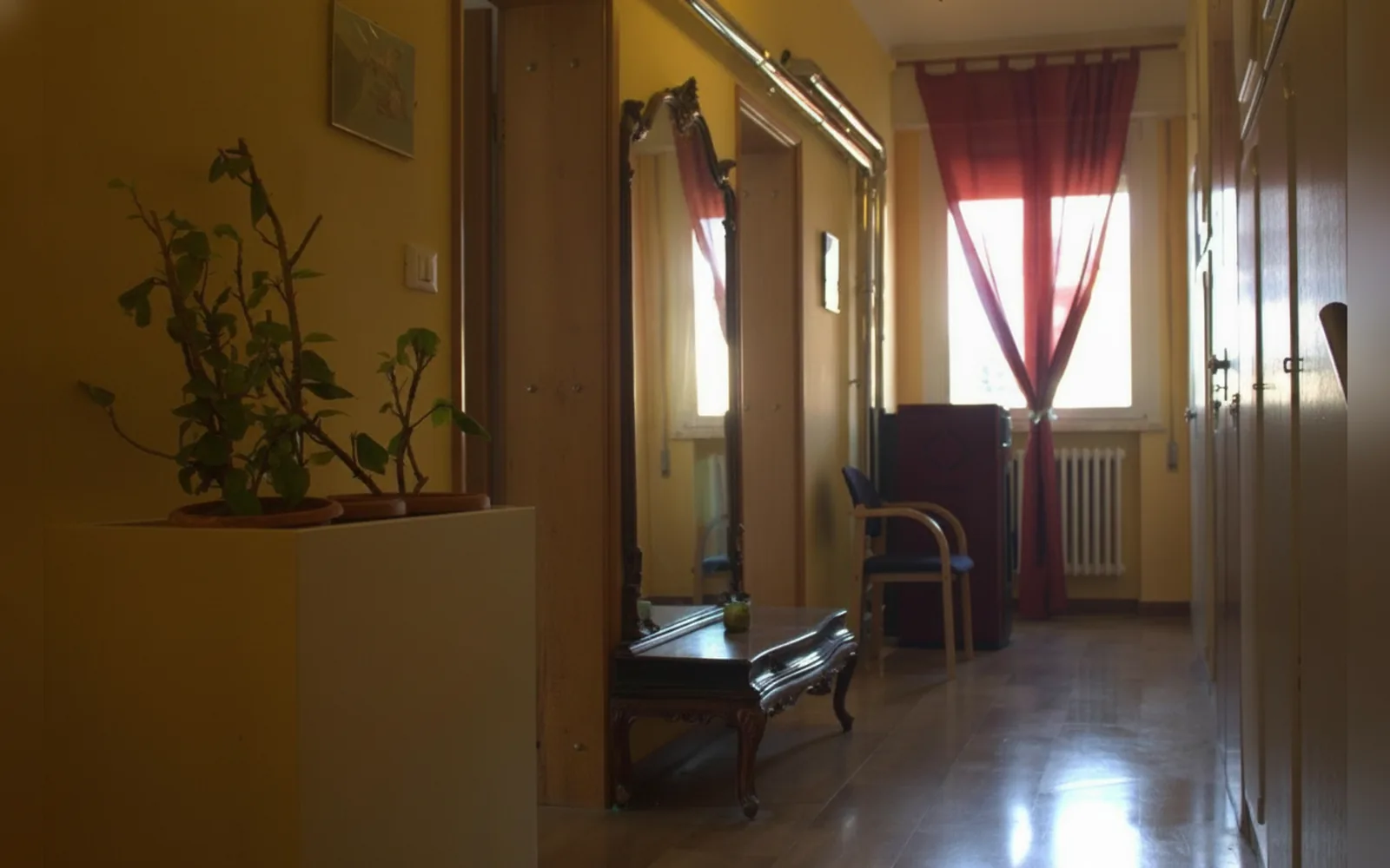 Corridoio che porta nella zona notte Glicine e Fiordaliso con il bagno frontale.
